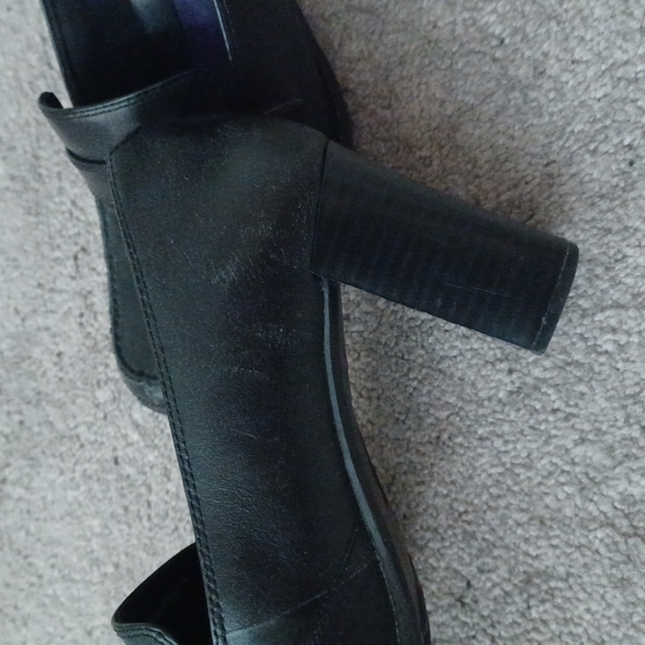 Apostrophe Bina Black Leather Buckle Heels EUC - Picture 3 of 6